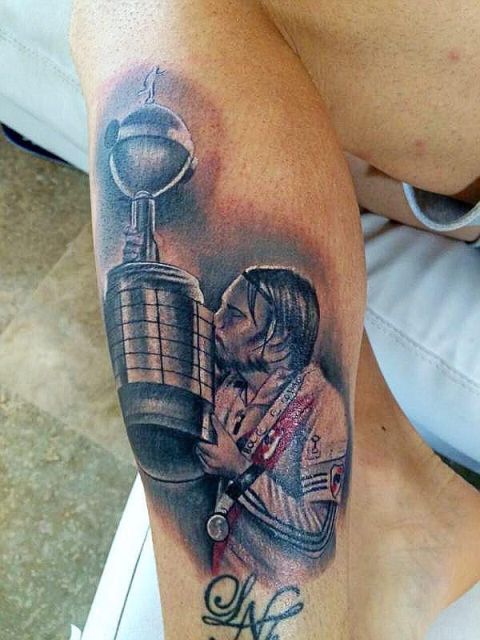Fernando Cavenaghi se tatuó a sí mismo con la Copa Libertadores de River