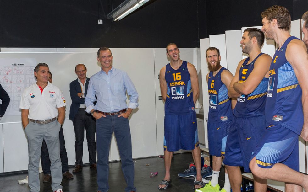 El Rey Felipe VI en el vestuario de la seleccin espaola de baloncesto