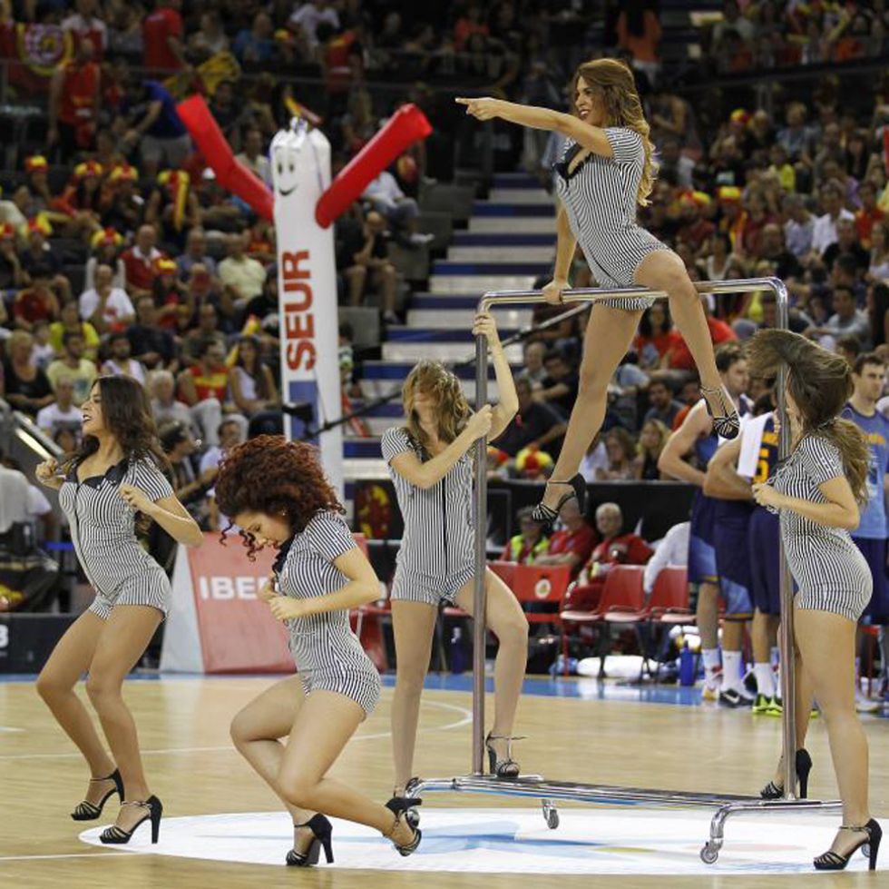 Las Dream Cheers enamoraron al pblico que acudi al Madrid Arena para disfrutar de la <strong><a href=https://www.marca.com/eventos/directo/2015/09/22/24455/asilovivimos.html>exhibicin de Espaa contra Macedona</a></strong> en la <strong><a href=https://www.marca.com/2015/08/22/baloncesto/seleccion/1440271794.html>Ruta </a></strong>.
