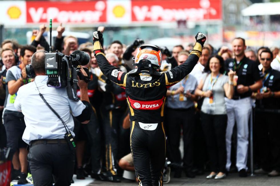 Grosjean celebra con los suyos su podio.