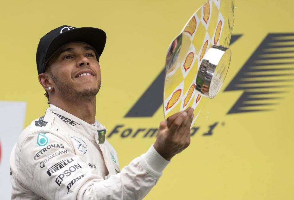 Hamilton muestra el trofeo de ganador en Bélgica.
