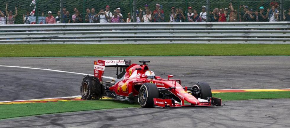 Vettel se sale del trazado tras reventarle la rueda.