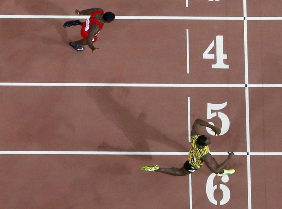 Bolt llegando a la meta de los 200 metros