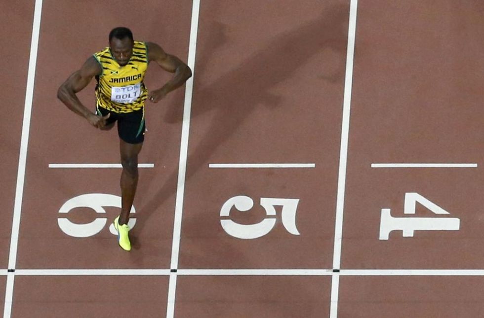 Bolt llegando a la meta de los 200 metros
