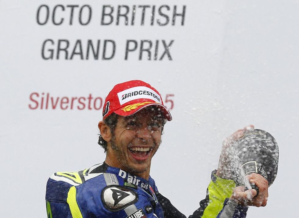 Rossi celebra en el podio su victoria.