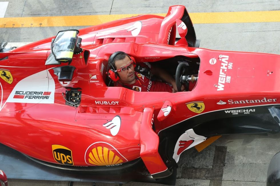 Un mecánico, sentando en uno de los Ferrari