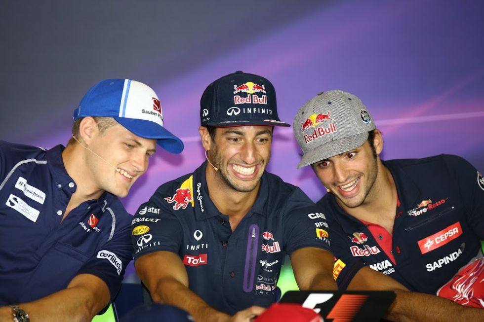 Marcus Ericsson, Daniel Ricciardo y Carlos Sainz se hace un 'selfie' en la rueda de prensa de la FIA.