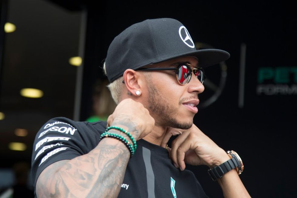 Lewis Hamilton apareció en Monza con el pelo teñido de rubio.