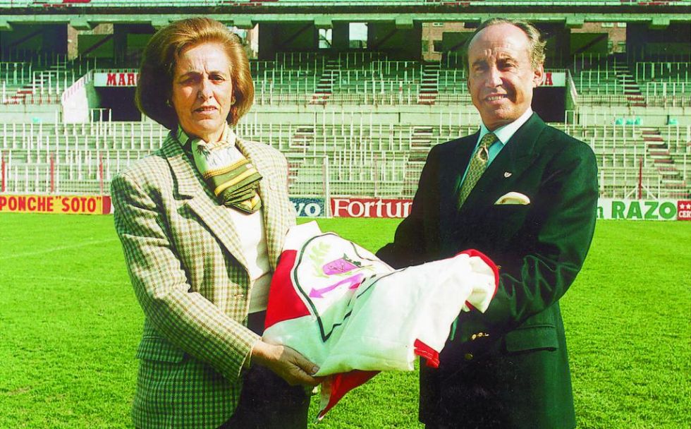 Ruiz-Mateos le entreg el testigo de la presidencia a su mujer, Teresa Rivero, en 1994. Aqu posando ambos con una bandera del Rayo en 1997.