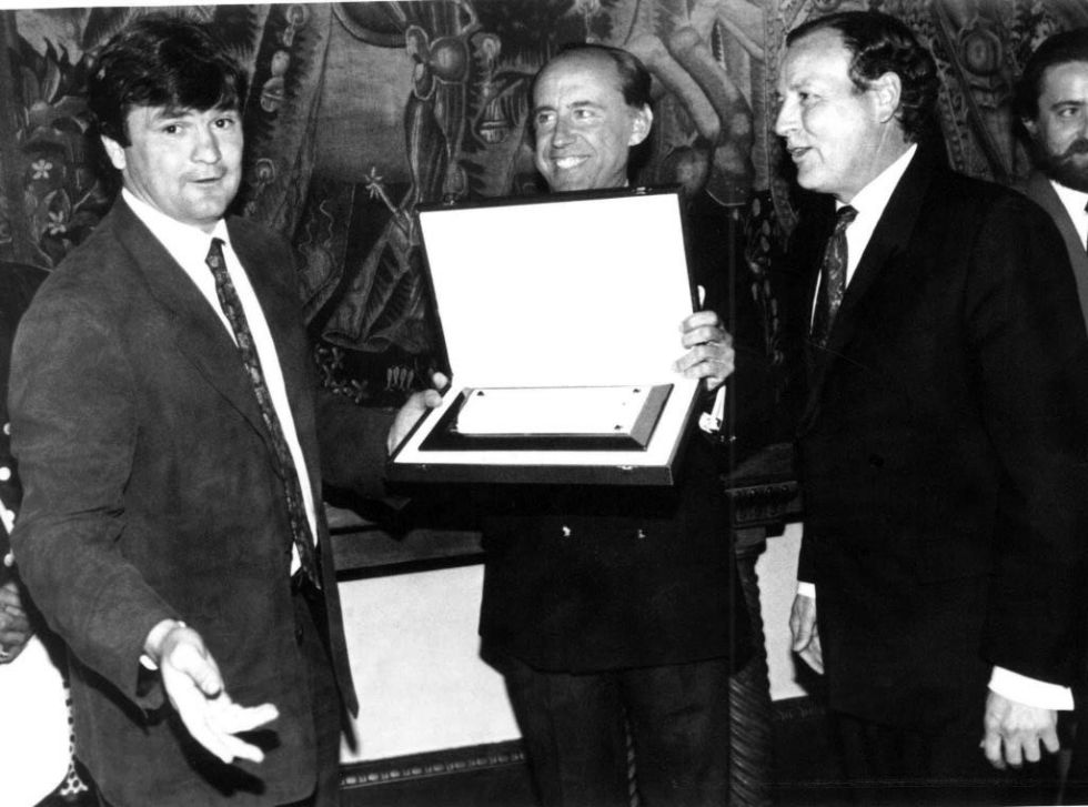 En la foto, de noviembre de 1992, se observa a unos jvenes Jos Antonio Camacho y Ruiz-Mateos recibiendo una placa por parte del alcalde de Madrid de aquel entonces: Jos Mara lvarez del Manzano.