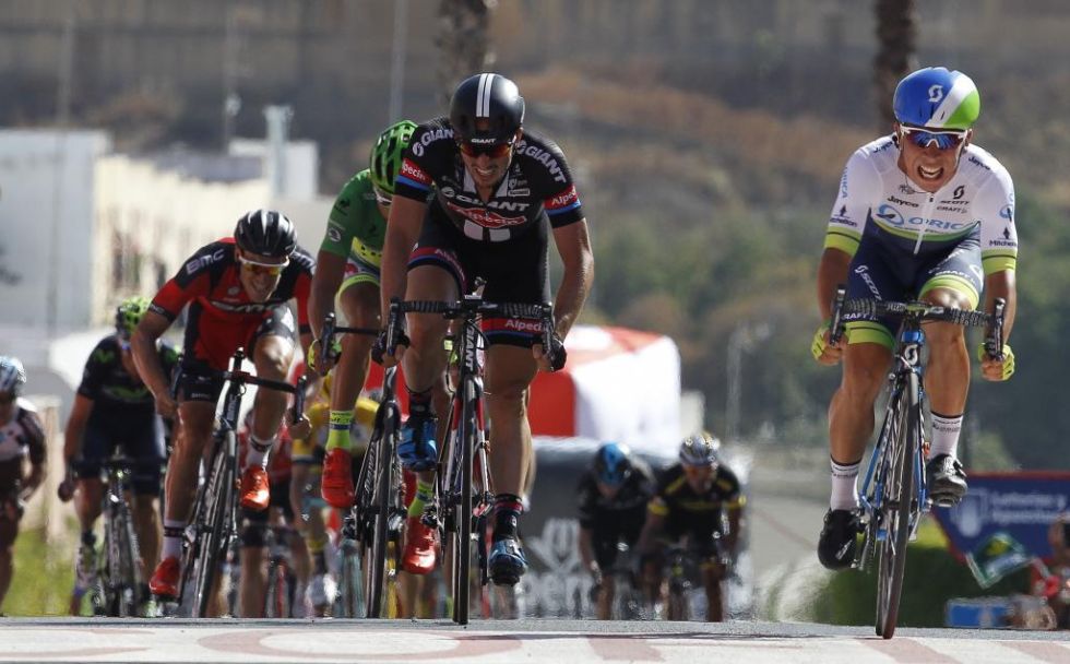 El pequeño y joven sprinter australiano batió a Degenkolb y Sagan en Alcalá de Guadaira