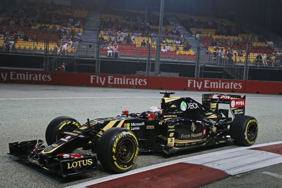 Romain Grosjean toma una curva con su Lotus.
