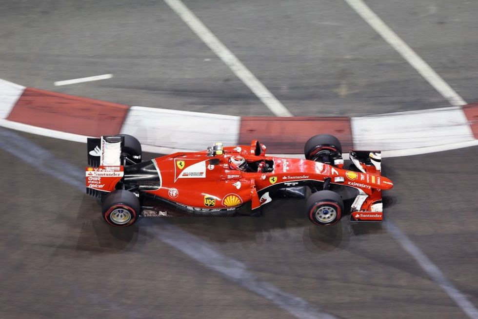 Kimi Raikkonen toma una curva en el circuito de Marina Bay.