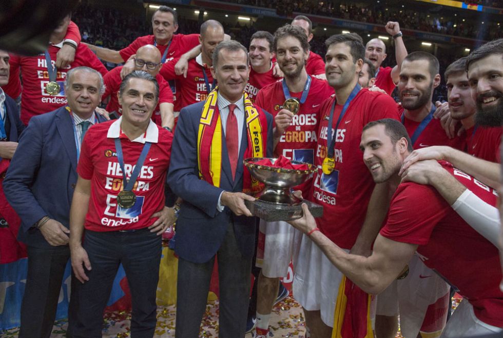 Jugadores, entrenadores y directivos celebran el triunfo con Felipe VI.