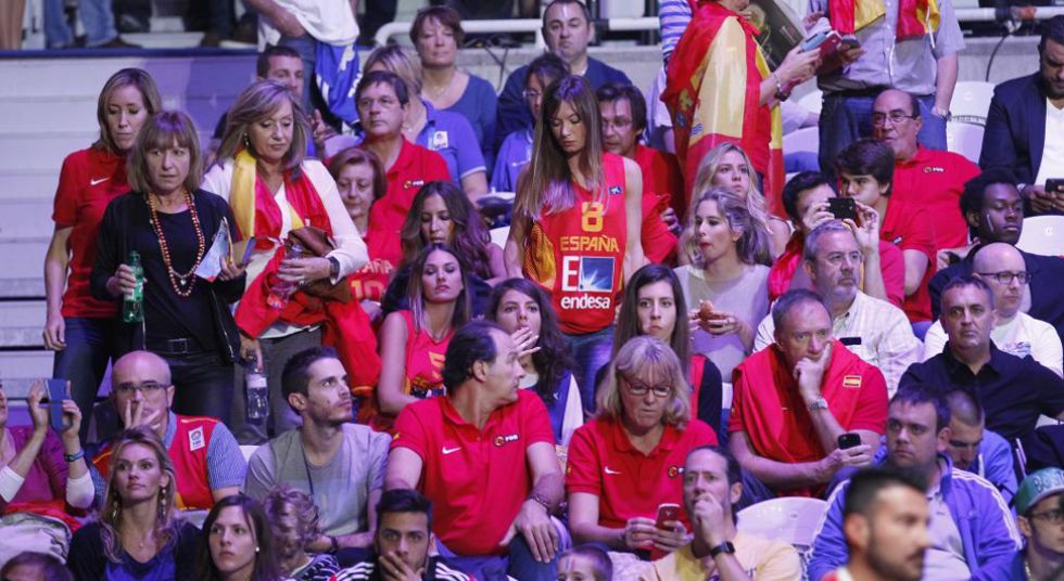 <strong><a href=https://www.marca.com/2015/09/20/baloncesto/eurobasket/espana/1442767886.html>S. M. el Rey Felipe VI</a></strong> y la vicepresidenta Soraya Senz de Santamara encabezaron el listado de autoridades, que flanqueado por estrellas como <strong><a href=https://www.marca.com/2015/09/20/baloncesto/eurobasket/espana/1442765975.html>Rafa Nadal o Juan Carlos Navarro</a></strong>, acompaaron a <strong><a href=https://www.marca.com/eventos/directo/2015/09/20/25264/asilovivimos.html>Espaa en la final del Eurobasket contra Lituania</a></strong>.