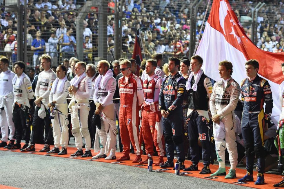Los pilotos escuchan el himno de Singapur antes de que empiece la carrera.