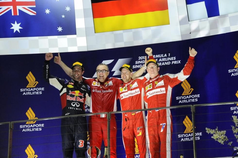 El podio del GP de Singapur, con los pilotos Daniel Ricciardo, Sebastian Vettel y Kimi Raikkonen.