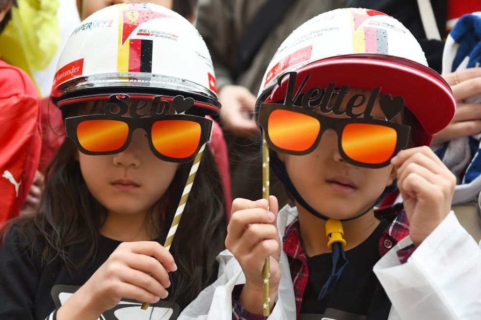Dos fans con gafas con el nombre de Vettel.