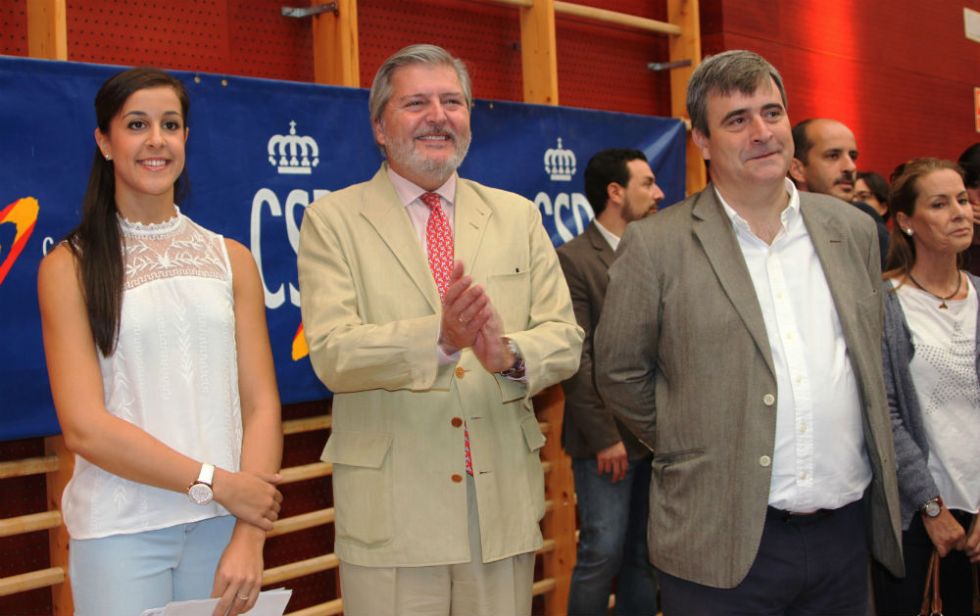 Carolina Marn (i), Iigo Mndez de Vigo (centro) y Miguel Cardenal (d)