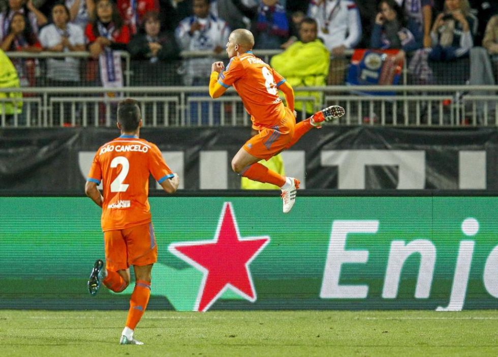 Feghouli salta celebrando el nico gol del encuentro.