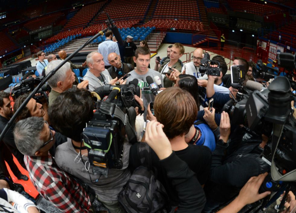 Brad Stevens, entrenador de los Celtics, rodeado de medios de comunicacin.