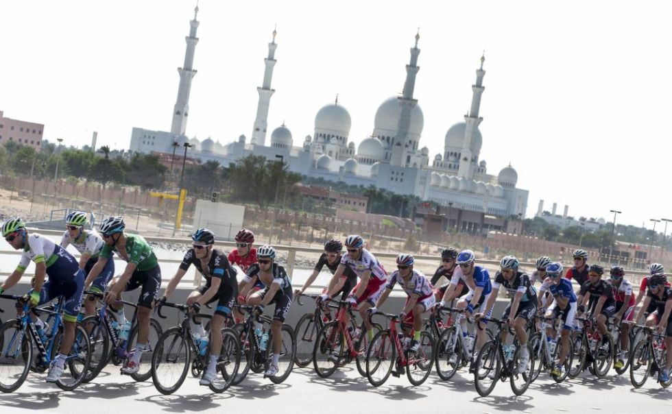 El Tour de Abu Dhabi nos está dejando imágenes sorprendentes como esta que vemos y que sirve de perfecto escenario para esta primera edición de la carrera.