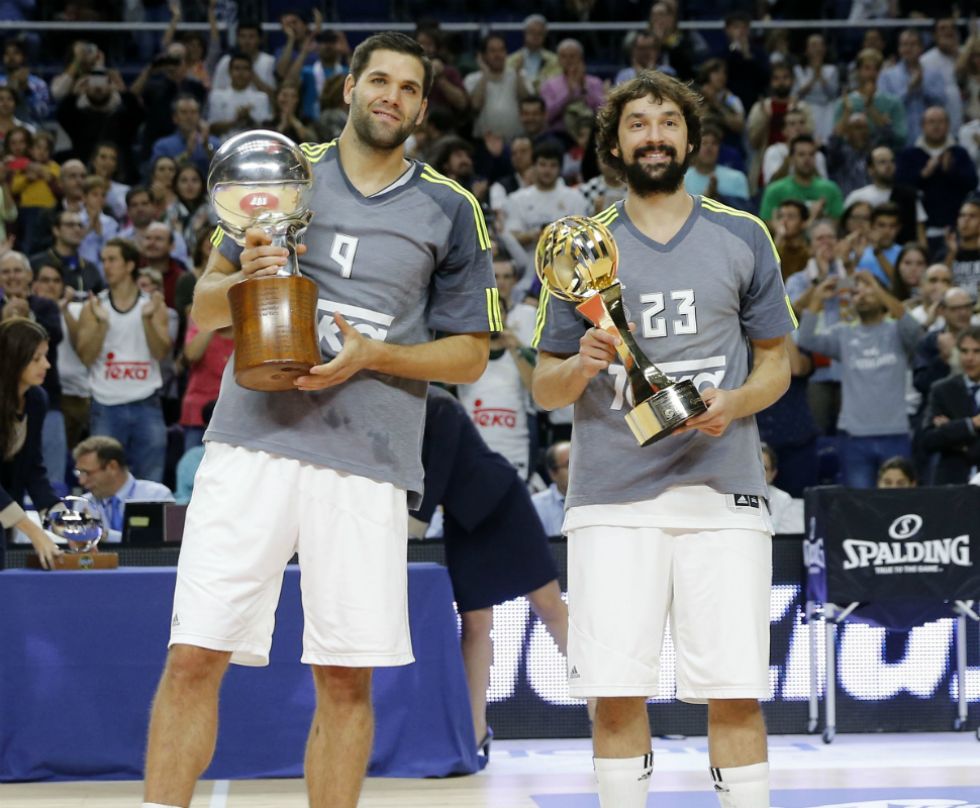 Felipe y Llull, con los trofeos de Liga Endesa e Intercontinental ganados la pasada temporada.