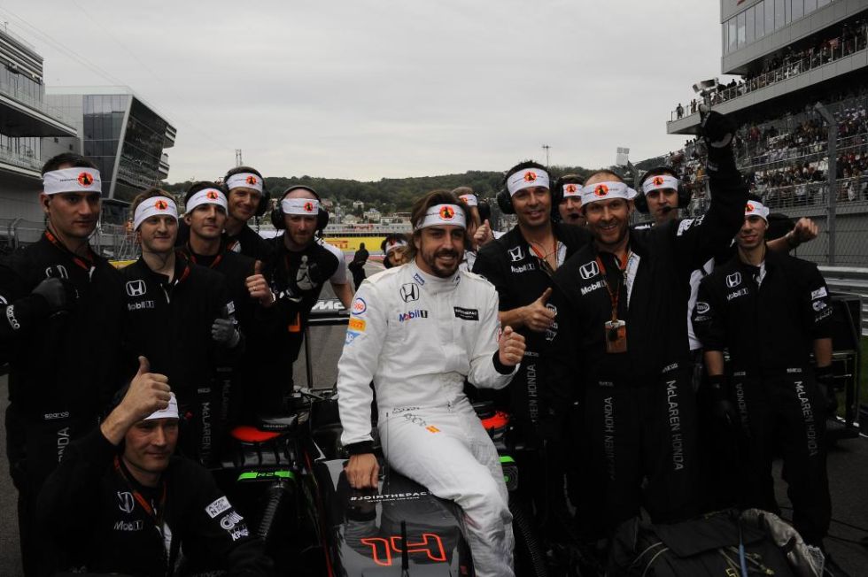 Fernando Alonso y su equipo, celebrando los 250 grandes premios del asturiano