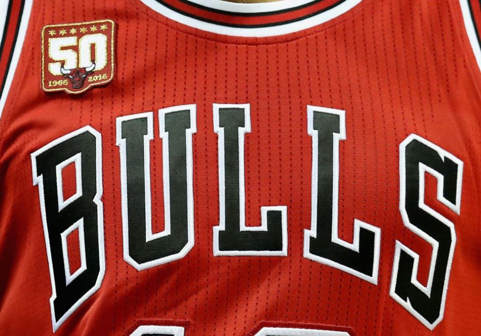 Camiseta conmemorativa del 50 aniversario del primer partido de los Bulls