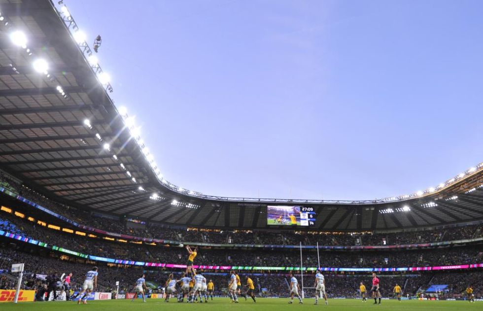 Excelente panorámica de Twickenham, la 'catedral' del rugby europeo, durante una 'touche' del duelo entre Argentina y Australia.