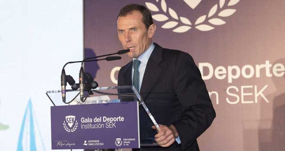 Emilio Butragueo, en representacin del Real Madrid