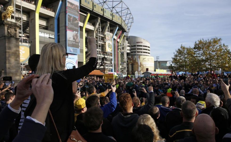 Los aficionados se agolpan en las afuertas de Twickenham durante la llegada de los jugadores.