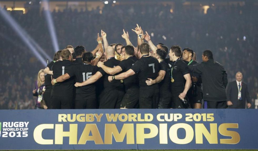 Los 'All Blacks' se abrazan subidos al podio de campeones del mundo.