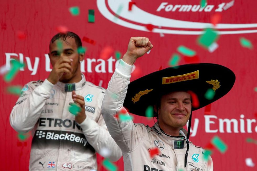 Nico Rosberg celebra su victoria en el podio de México con Hamilton al fondo.