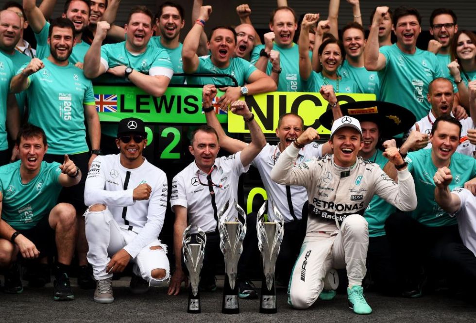 El equipo Mercedes, con Hamilton y Rosberg al frente, celebró la victoria del alemán.
