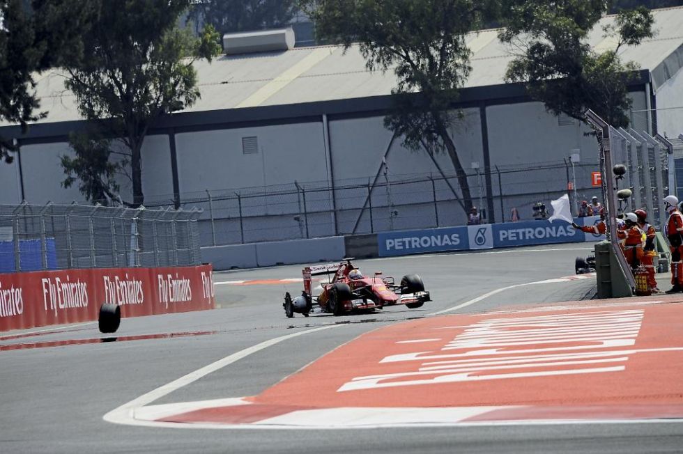 Vettel, llegando a boxes tras pinchar en la primera vuelta.
