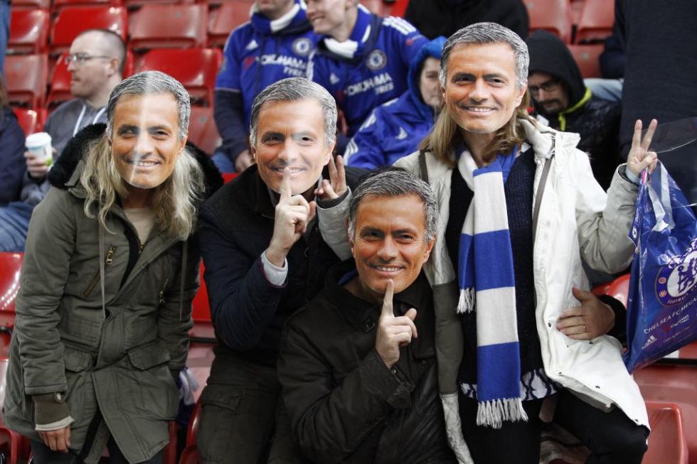 Un grupo de aficionados, disfrazados de Mourinho.