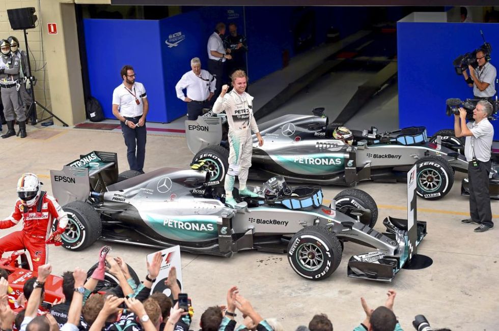 Rosberg celebra la victoria tras bajarse del podio.