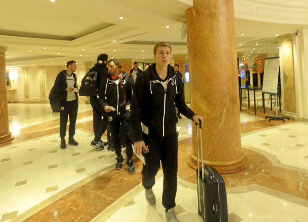 Los jugadores salen del hotel de concentracin hacia Madrid, escala antes del viaje a Pars.