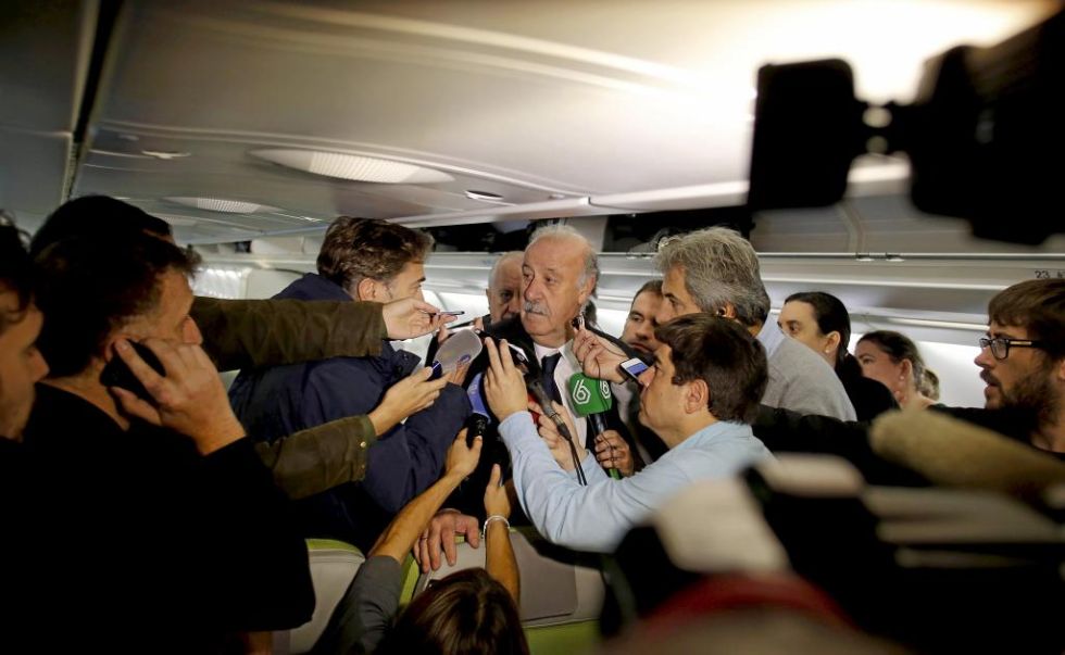 Vicente Del Bosque ha atendido a los medios de comunicacin dentro del avin
