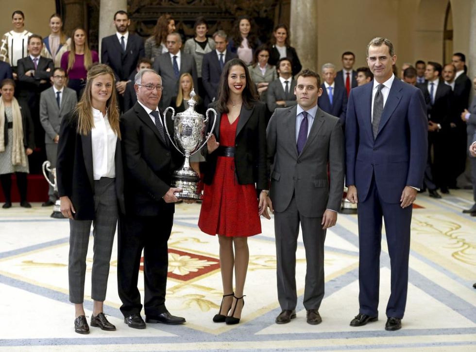 A la selección española de fútbol femenino y al equipo español de gimnasia rítmica.