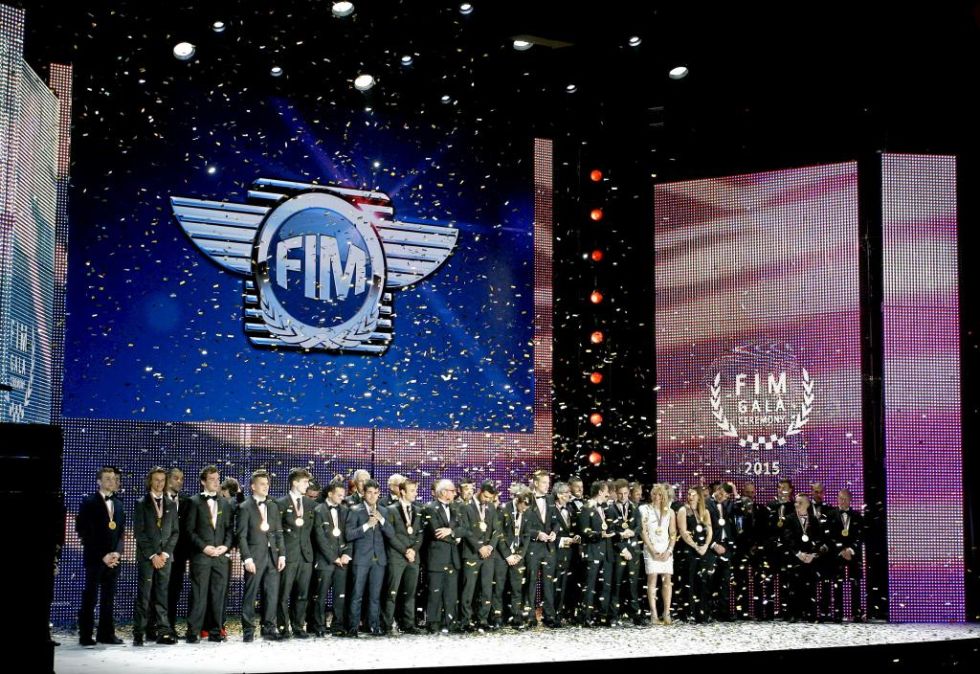 Los premiados en la gala de la FIM posan para la foto conjunta.