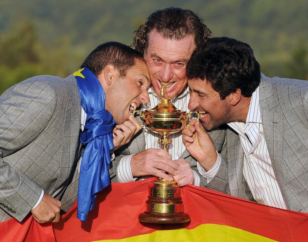 Olazbal, Garca y Jimnez posan con una bandera espaola mordiendo la copa que distingue al ganador de la Ryder Cup de 2010.