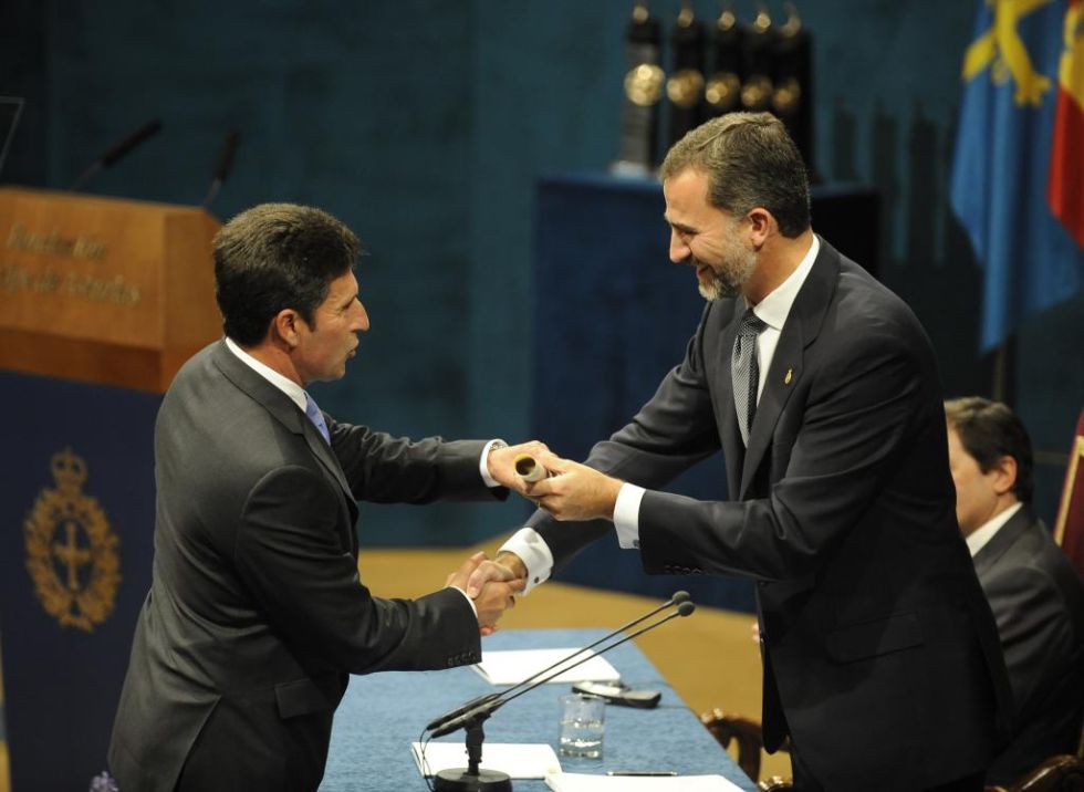 Olazbal recibe del entonces Prncipe Felipe el Premio Prncipe de Asturias de los Deportes de 2013.