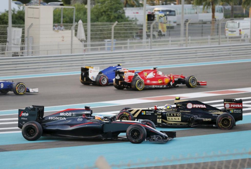 Fernando Alonso y Pastor Maldonado chocaron en la primera curva.