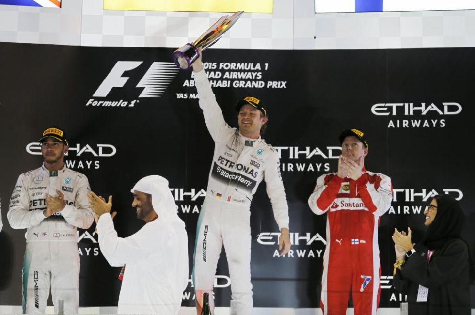 Rosberg celebra en el podio la victoria junto a Hamilton y Raikkonen.