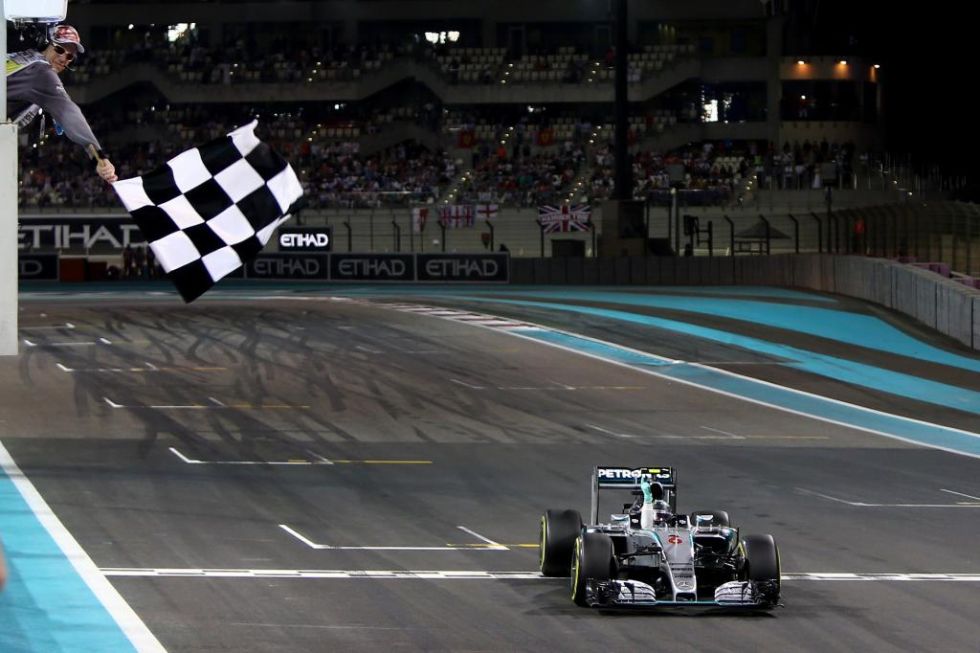 Rosberg cruza la meta en primera posición.