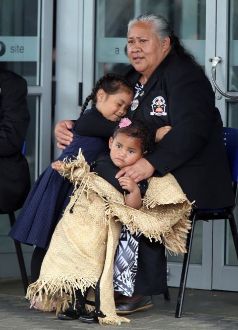 Hepi Lomu, la madre de Jonah Lomu, abraza y consuela a unos pequeos durante la ceremonia familiar: el Jonah Lomu Aho Faka Famili (Da de la Familia) en Auckland.