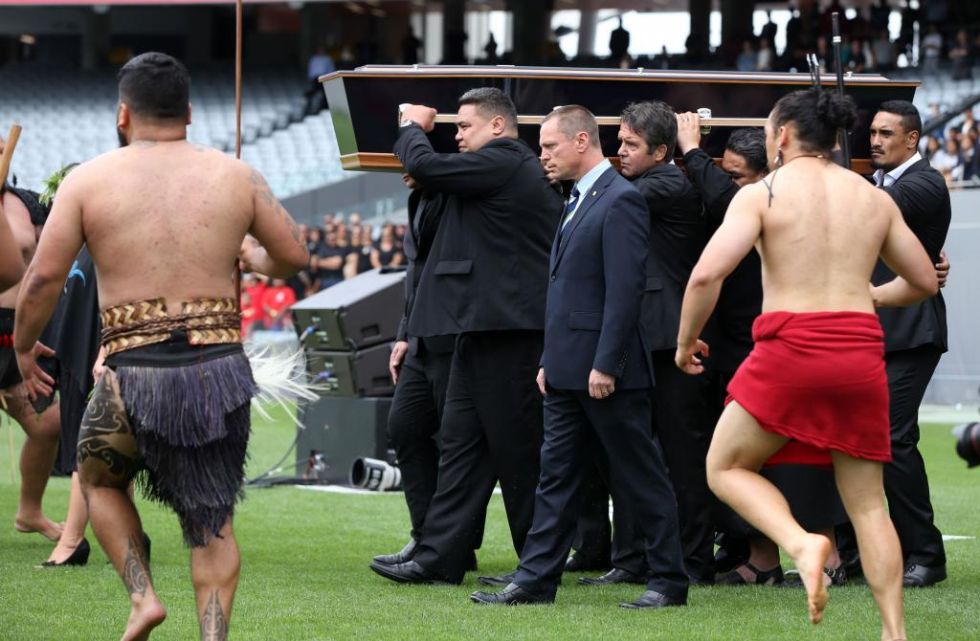 El fretro con los restos mortales de Jonah Lomu entra en el Eden Park y es recibido por varios guerreros maores.