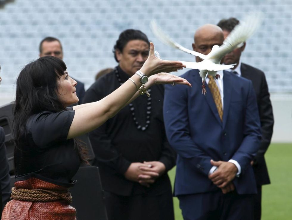 Nadene Lomu, su viuda, suelta una paloma, smbolo de la paz, durante la ceremonia en el Eden Park.